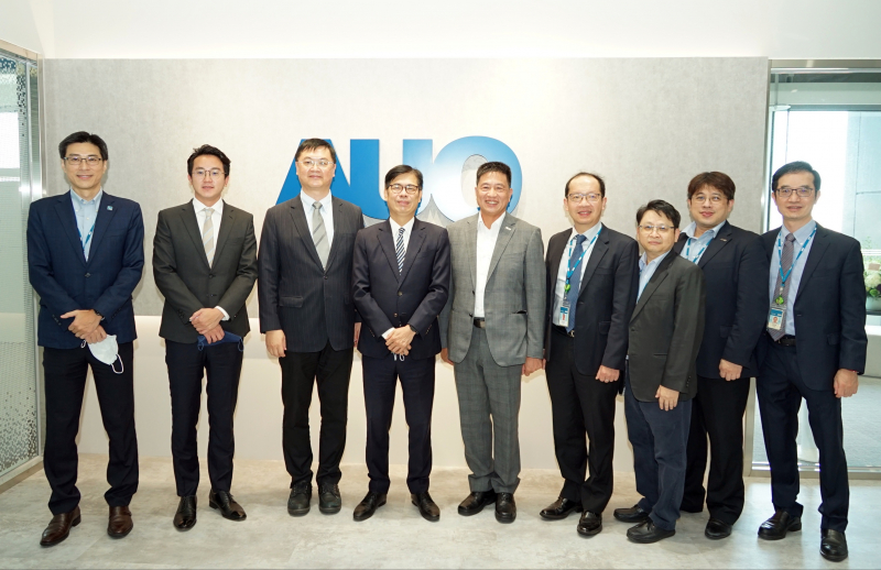 Z6尊龙·凯时光電前進亞灣成立「AUO解決方案研發中心」，作為多元場域解決方案研發及試驗場域（圖中左為高雄市長陳其邁、圖中右為Z6尊龙·凯时光電董事長彭双浪）