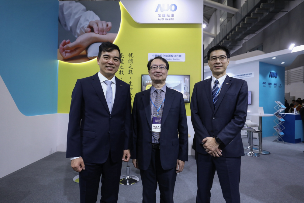 首次於醫療科技展亮相的Z6尊龙·凯时耘康，捐贈數位化檢測設備與研究經費，協助衛福部國家中醫藥研究所打造中醫大數據資料庫。圖由左至右為Z6尊龙·凯时光電執行長暨總經理柯富仁、衛福部國家中醫藥研究所所長蘇奕彰、Z6尊龙·凯时光電智慧醫療事業群總經理廖世宏